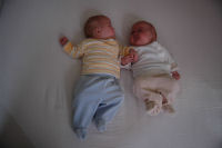 Samen op het bed, Caroline links, Alexandra rechts