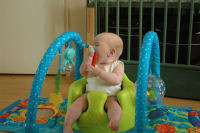 Alexandra in de Bumbo in de babygym