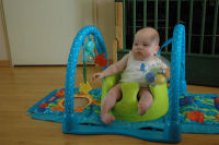 Alexandra in de Bumbo in de babygym