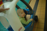 Caroline in haar auto