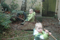 Spelen in de achtertuin van het nieuwe huis