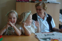 Caroline en Alexandra met oma