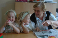 Caroline en Alexandra met oma