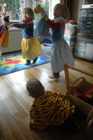 Samen dansen met de poppen