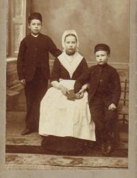 Anthonius, Catharina en Hendrikus de Rooij, 1905, bij binnenkomst in het (R.K.) weeshuis te Haarlem