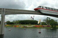 de Monorail, de Geosphere en een bloemen Mickey