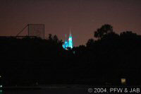 Het Kasteel in Magic Kingdom - van de overkant van het meer. Het rooster is van de Electrical Water Pageant.