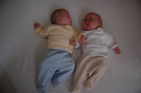 Samen op het bed, Caroline links, Alexandra rechts