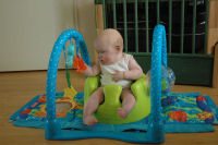 Alexandra in de Bumbo in de babygym