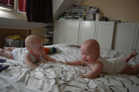 Samen op het bed