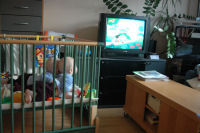 Caroline en Alexandra are watching Dora the Explorer