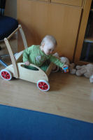 Caroline in de poppenwagen