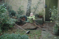 Spelen in de achtertuin van het nieuwe huis