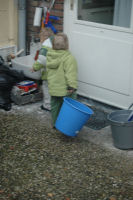 Spelen in de achtertuin van het nieuwe huis