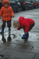 Spelen in de plassen