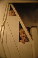 Alexandra en Caroline kijken vanaf de trap naar beneden