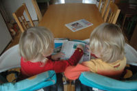 Caroline en Alexandra lezen samen een folder