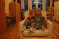 Alexandra en Caroline samen in de stoel