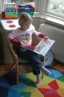 Caroline en Alexandra aan het lezen