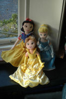 De nieuwe pop van Madeleine bij de poppen van haar zussen