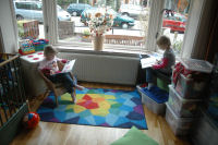 Caroline en Alexandra aan het lezen