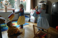 Samen dansen met de poppen