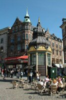 Kiosk op de midden op een plein, dat eigenlijk uit twee pleinen bestaat: Gammeltorv en Nytorv, de oude en de nieuwe markt. Hier staat ook het voormalige stadhuis en rechtbank.